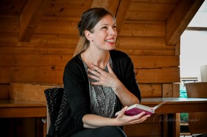 Autorin Sarah Zöllner bei einer Lesung aus ihren Büchern